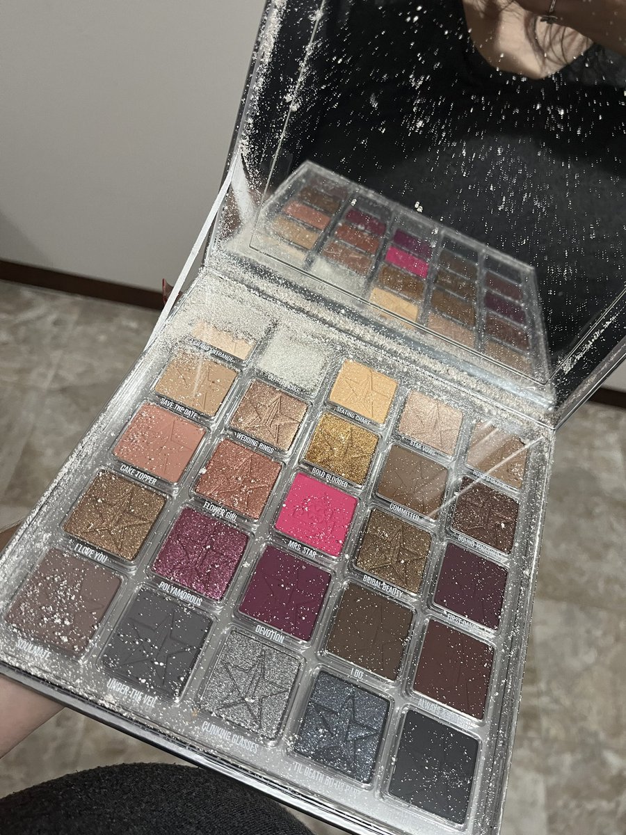 Mari_Rod92's tweet photo. WHHHYYYY?!?! 😫 @JeffreeStar #jeffreestarcosmetics https://t.co/tQfEt2EdSa