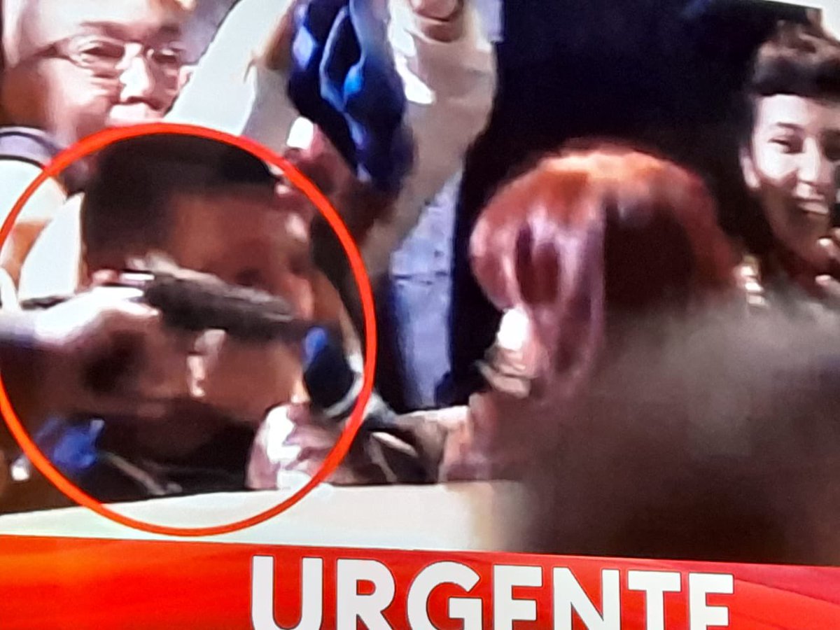 Llamemos a las cosas por su nombre. Esto no es violencia política. No hay ningún movimiento político armado, ni nadie adjudicándose lo que hasta ahora parece ser la torpe acción de un desequilibrado sin conexión con la política, que dejó en evidencia el fracaso de la custodia