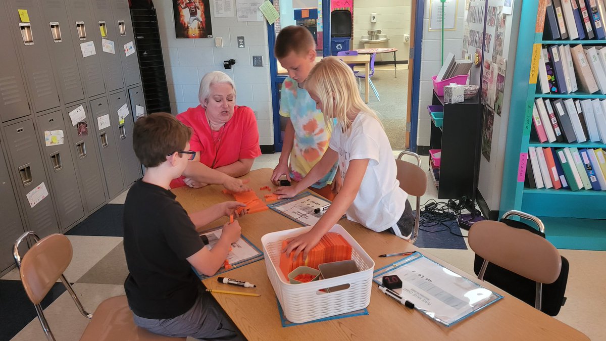 MrsThomasTeach5's tweet photo. Building number sense in 5th grade by decomposing numbers! 
💛💜💛💜
@KearneyMOEdu https://t.co/ycLytAo589