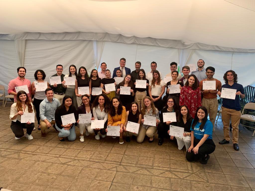 (2/2) El 🇬🇧 reconoce que la acción climática requiere de colaboración, por eso agradecemos a <a href="/ClimateLatino/">The Climate Reality Project América Latina</a> por hacernos parte y a mis amigos de <a href="/CRMinae/">Ministerio de Ambiente y Energía de Costa Rica</a> <a href="/CRcancilleria/">Cancillería Costa Rica 🇨🇷</a> <a href="/UNCOSTARICA/">Naciones Unidas Costa Rica</a> <a href="/UNICEFCostaRica/">UNICEF Costa Rica</a> @gizcr1 y <a href="/FESonline/">Friedrich-Ebert-Stiftung</a> por participar hoy y apoyar este gran proyecto.