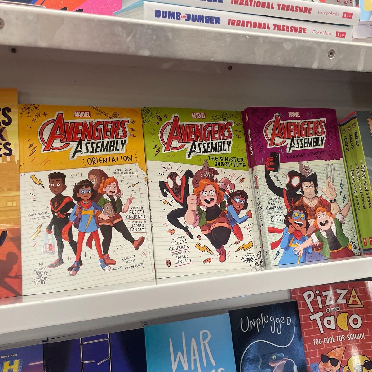 bottomshelfbks's tweet photo. Also, this is the first time I saw the PREETI CHHIBBER AVENGERS ASSEMBLY TRILOGY laid out like this! 😎😎😎👏🏽👏🏽👏🏽 @runwithskizzers #infinitourage @Marvel @Scholastic https://t.co/TqLiWl2o6e