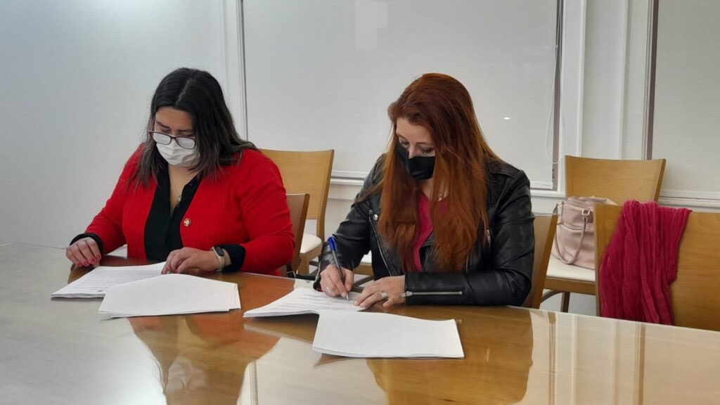 Tras votación de última oferta del empleador y luego de 32 días de movilización en todos los campus y sedes, nuestro sindicato y la UACh firmaron nuevo contrato colectivo de trabajo que estará vigente hasta agosto del 2025 #Valdiviacl #Osorno #Frutillar #PuertoMontt #Coyhaique