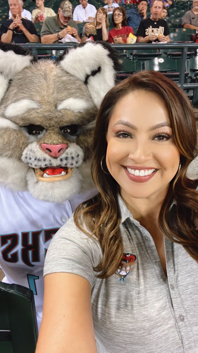 VanessaROnAir's tweet image. Back at Chase Field working with @DbacksBaxter! #InGameHost #Thursday