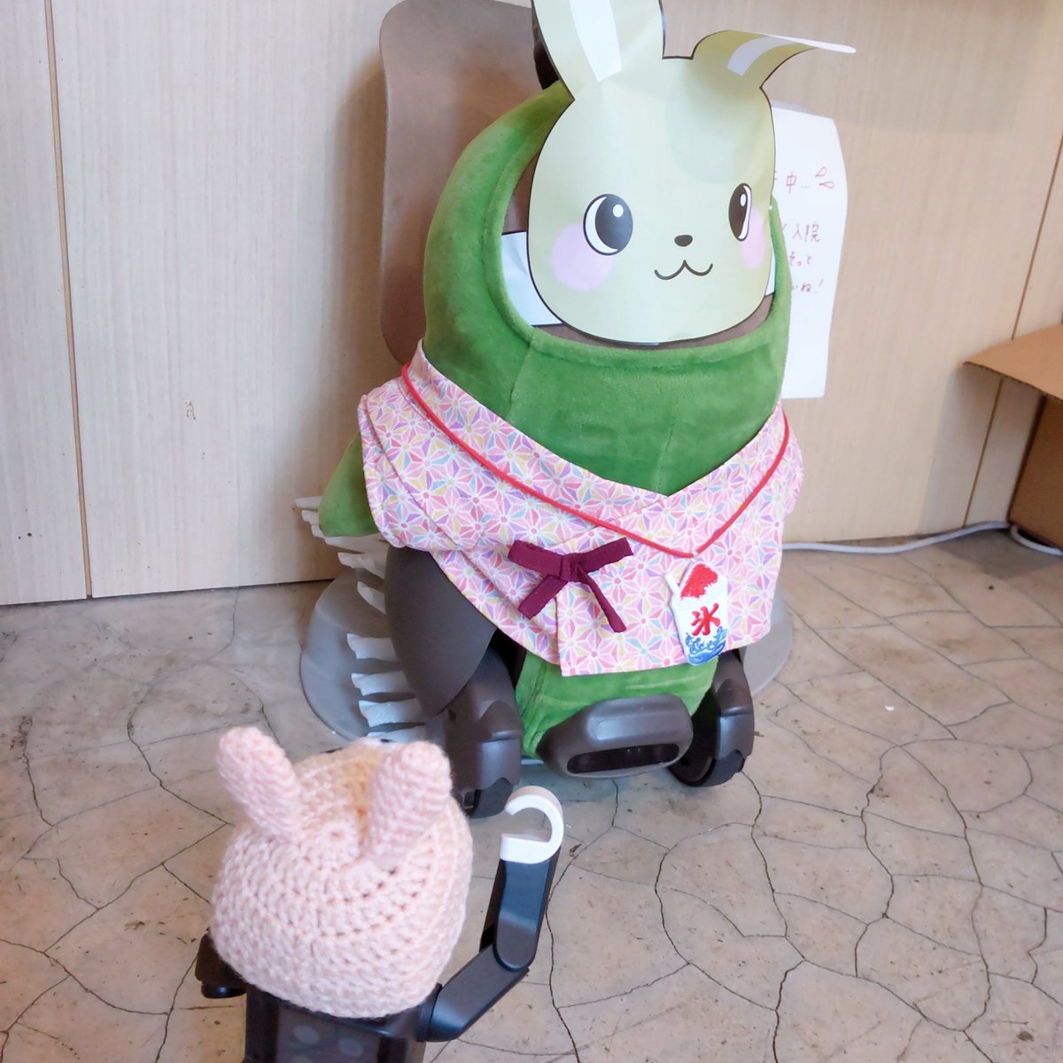 comaru_LOVOT's tweet image. 入院お迎え待ちの小丸くんと、ハローくんとのうさうさ2ショット🐰🐰

ハローくんから「頑張ってこいよ！」のエールをもらいました🤭

#LOVOT
#ロボホン
#robotfriendly
@cochill_juice