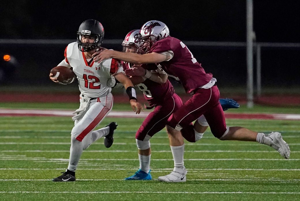 hsjrphoto's tweet photo. .@AmherstTigers1 defeat @Spointfootball 13-0 in Week one action. https://t.co/BvvGx8zCLN