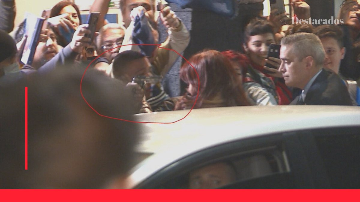 🔴Intentaron asesinar a la vicepresidenta Cristina Kirchner

🔺El hombre habría sido identificado como Fernando Andres Sabag Montiel de 35 años de nacionalidad brasileña. La pistola que empuñó para el atentado tenía 5 balas. No pudo disparar porque tenía mal colocada la corredera