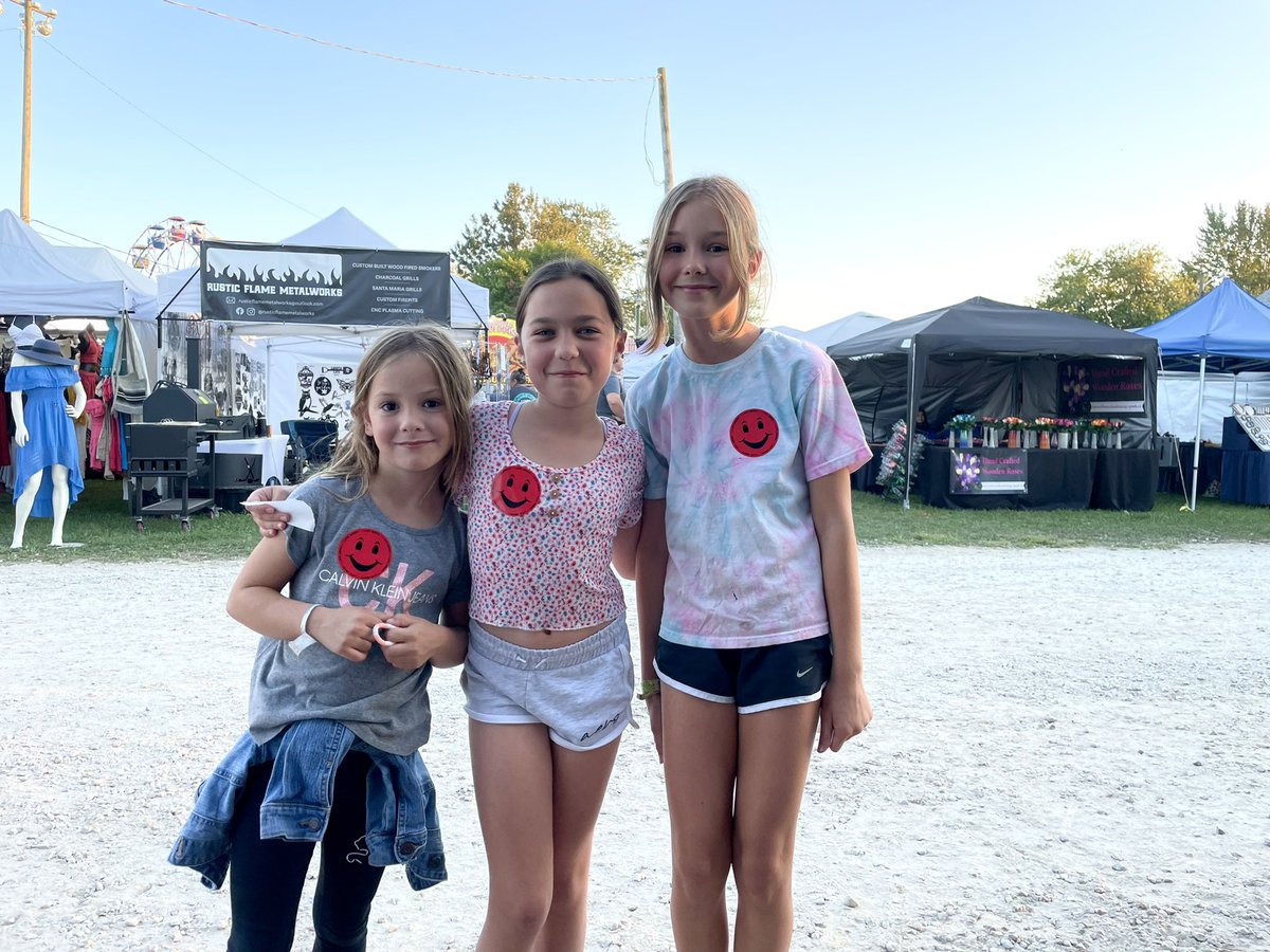 am800_cklw_'s tweet photo. So many smiling faces at the opening day of the 166th Harrow Fair! Make sure to check it out all weekend long and stop by the A-Team! #harrowfair https://t.co/OSQLtE5msI