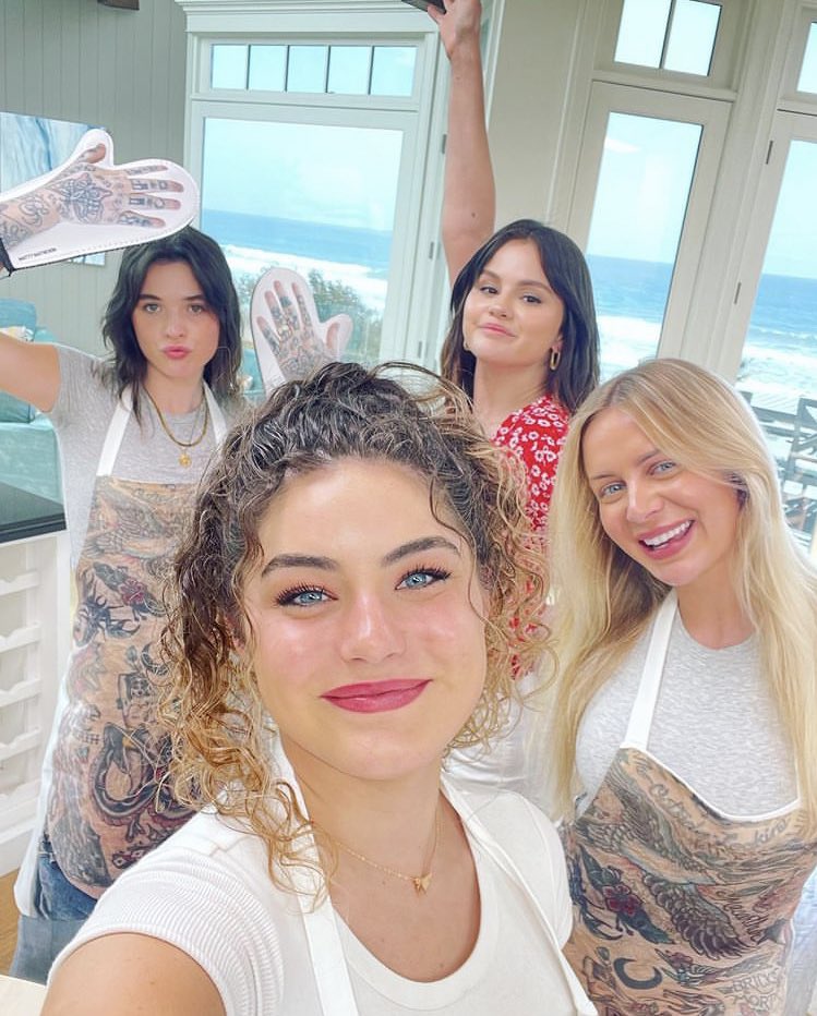 Selena Gomez Source on Twitter "Selena Gomez with her friends for