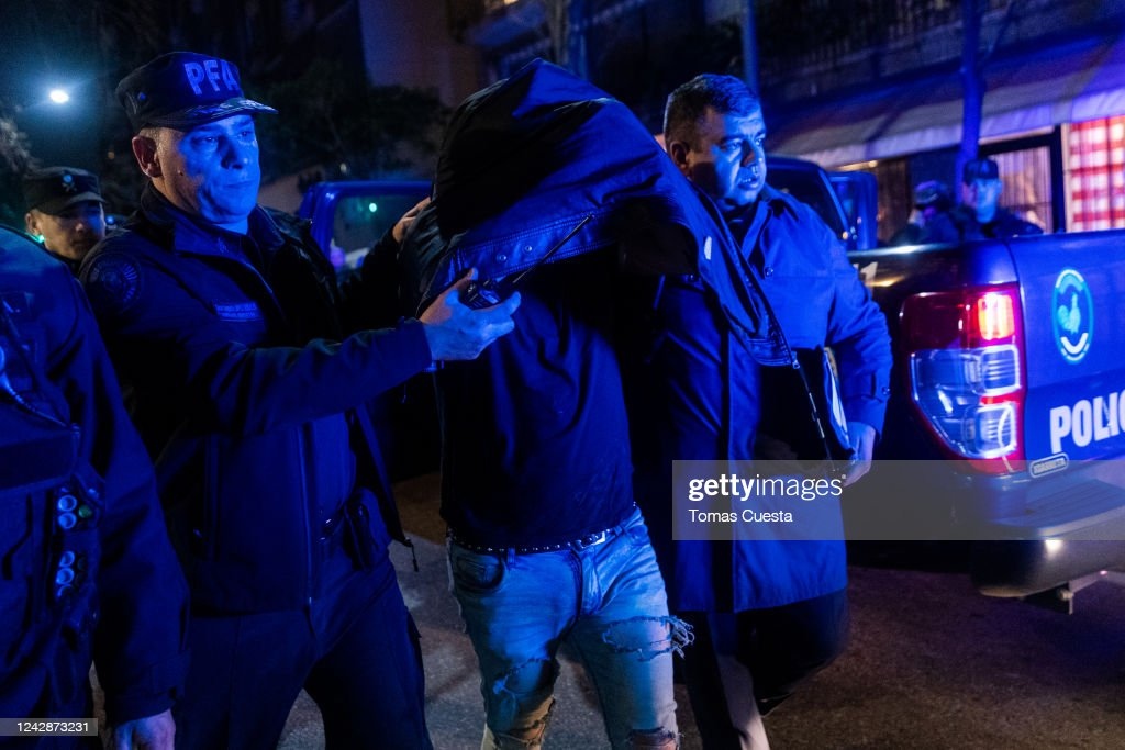 GettyImagesNews's tweet photo. Police officers take into custody an armed man who allegedly attempted an attack against vice-president of Argentina #CristinaFernandez outside her home as she greeted supporters who were holding a vigil in #BuenosAires, #Argentina. 📸: @tomifcuesta

#GettyNews https://t.co/dEy4suX2TX