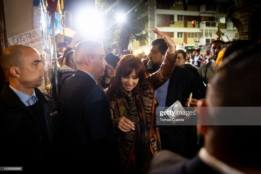 GettyImagesNews's tweet photo. Police officers take into custody an armed man who allegedly attempted an attack against vice-president of Argentina #CristinaFernandez outside her home as she greeted supporters who were holding a vigil in #BuenosAires, #Argentina. 📸: @tomifcuesta

#GettyNews https://t.co/dEy4suX2TX