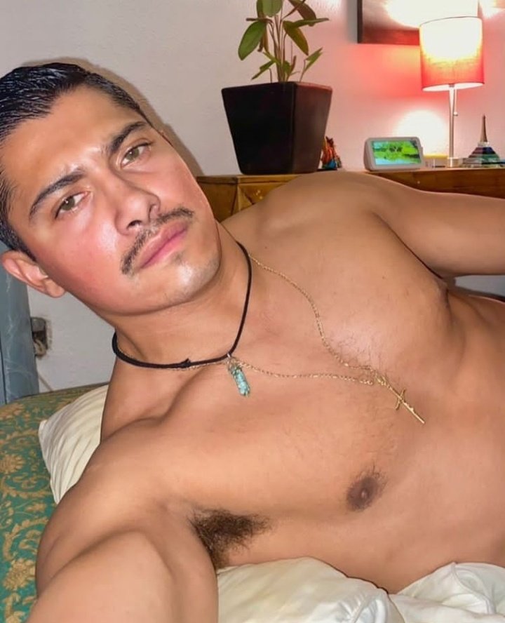 alejo31835738's tweet photo. Estos machos lo único que hacen es que me ponga erecto al imaginar su olor de sobacos , que delicia chingao💦👅👃💪👅👅 https://t.co/DNs8dxZeC1