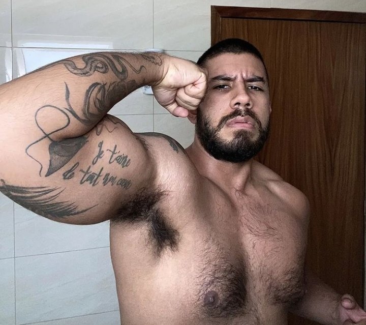 alejo31835738's tweet photo. Estos machos lo único que hacen es que me ponga erecto al imaginar su olor de sobacos , que delicia chingao💦👅👃💪👅👅 https://t.co/DNs8dxZeC1