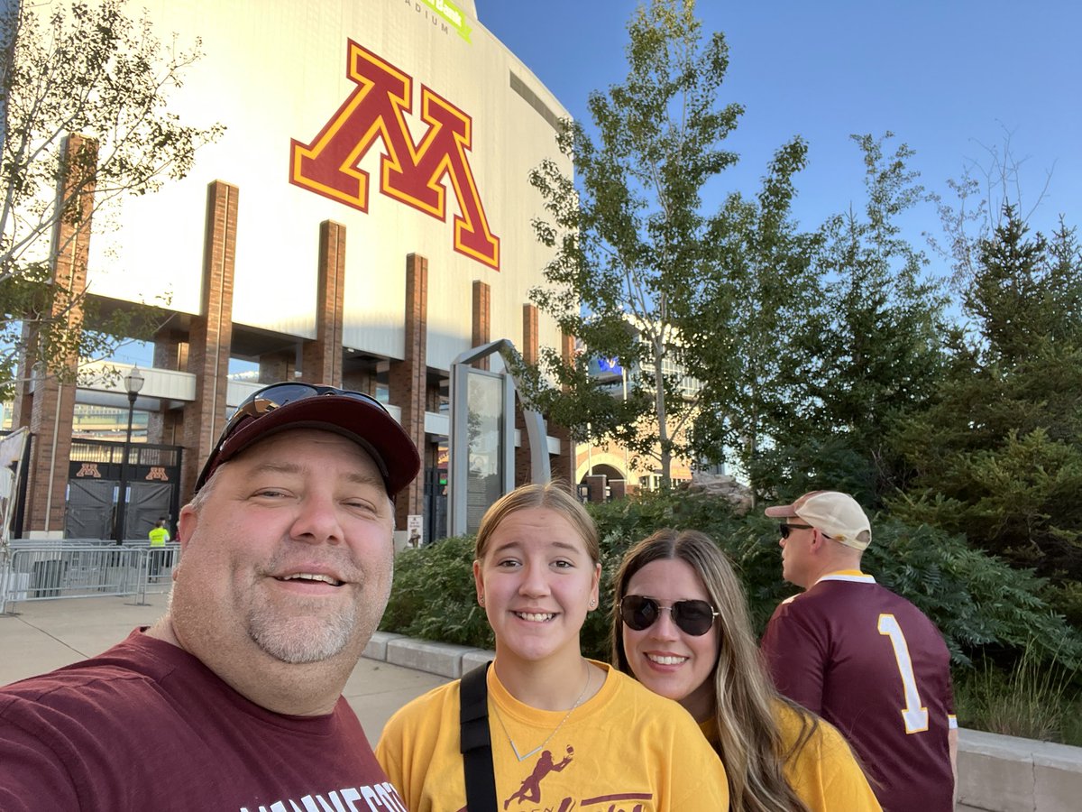 coachdros14's tweet photo. #GopherGameDay https://t.co/U4cdMpDTPd