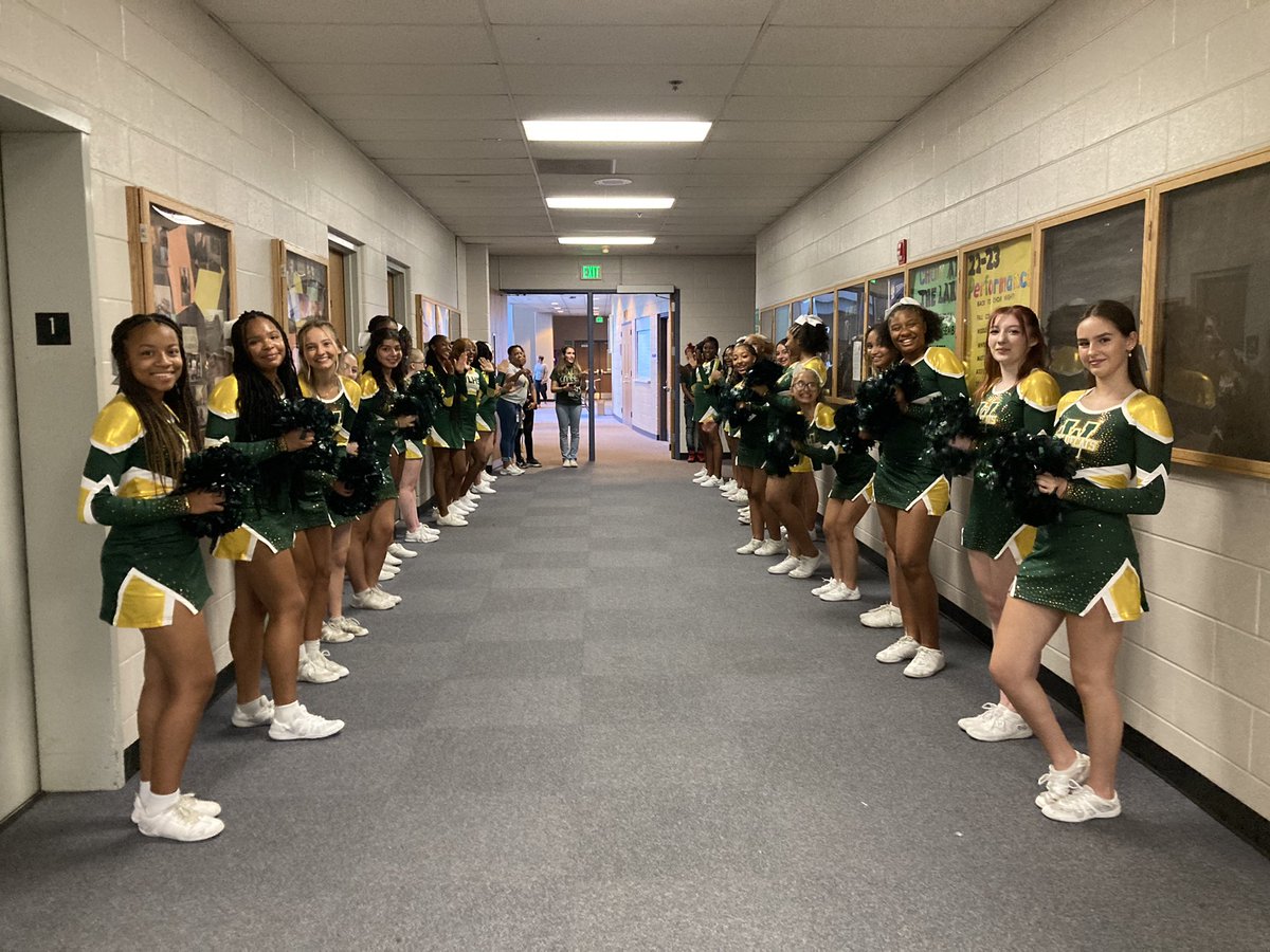 hcpss_wlhs's tweet photo. @wildelakecheer @WLHS_Band &amp; @wlhs_choirs always know how to start the party at Back to School Night! 💚💛 #LakePride @hcpsm https://t.co/jK91hrPx5K