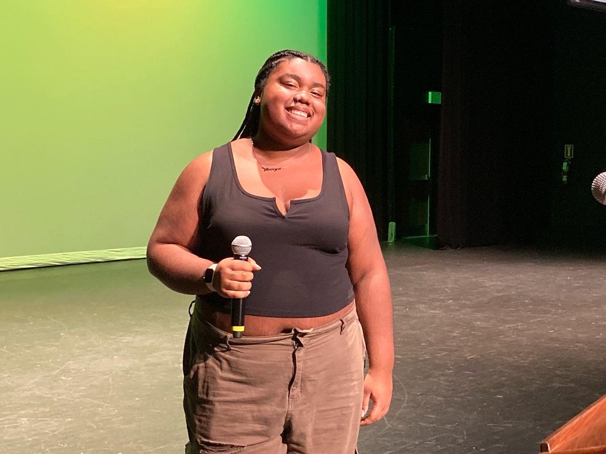 hcpss_wlhs's tweet photo. @wildelakecheer @WLHS_Band &amp; @wlhs_choirs always know how to start the party at Back to School Night! 💚💛 #LakePride @hcpsm https://t.co/jK91hrPx5K