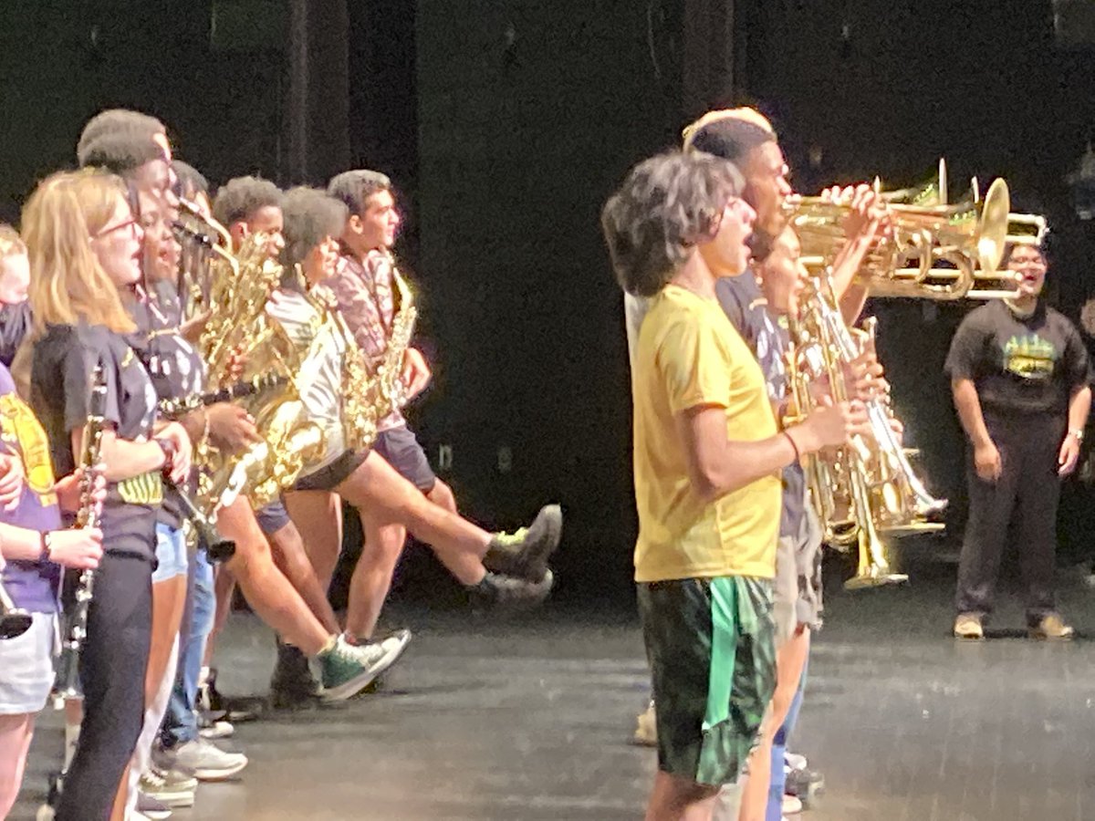 hcpss_wlhs's tweet photo. @wildelakecheer @WLHS_Band &amp; @wlhs_choirs always know how to start the party at Back to School Night! 💚💛 #LakePride @hcpsm https://t.co/jK91hrPx5K