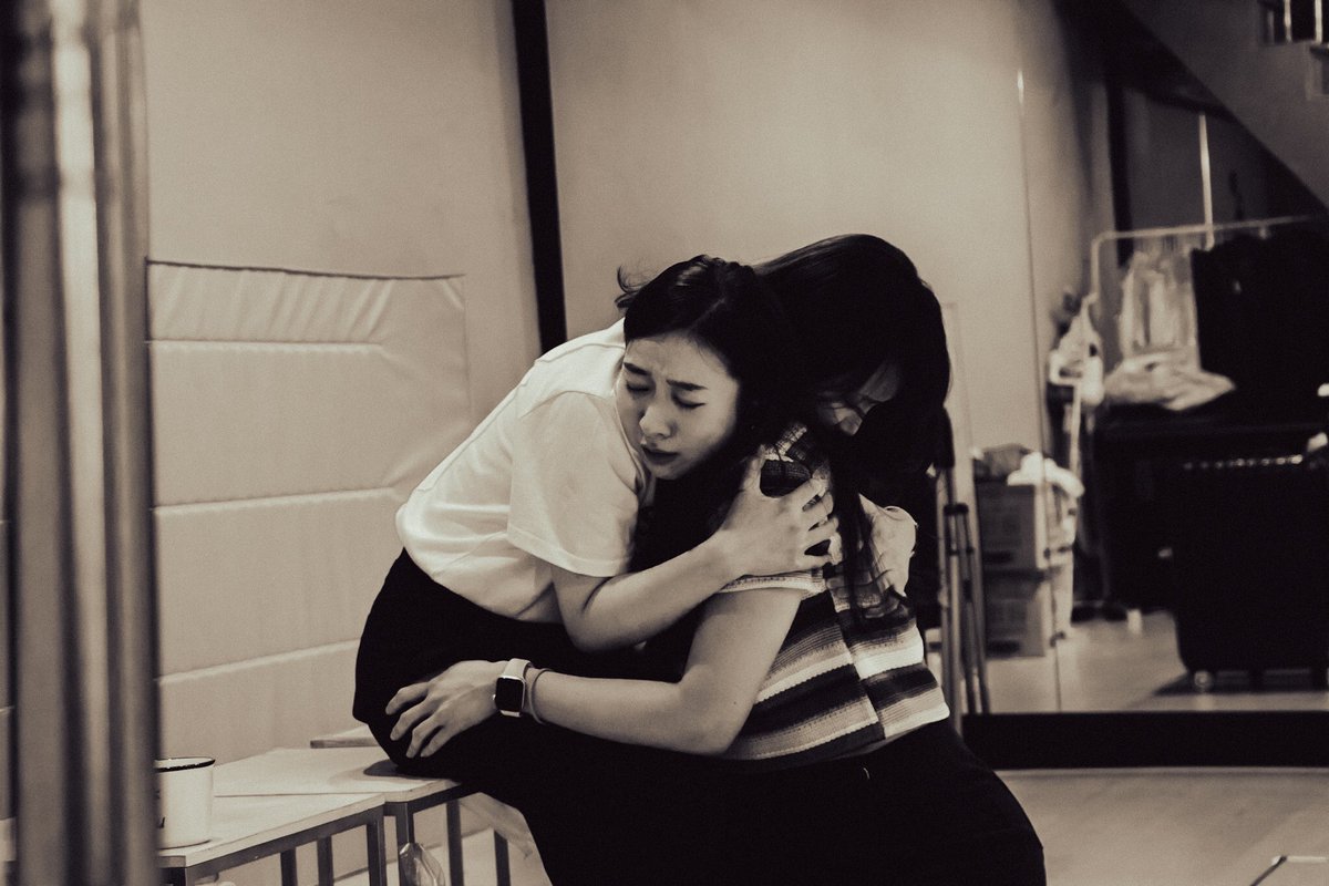 [#선택] 연습실 현장 스케치 공개📸

어느덧 개막이 가까워진 연극 <선택>팀의 뜨거운 연습 현장을 공개합니다!

-
연극 <선택>
2022.09.10 - 10.02
아트원씨어터 3관
-
#연습실현장스케치 #창작집단LAS