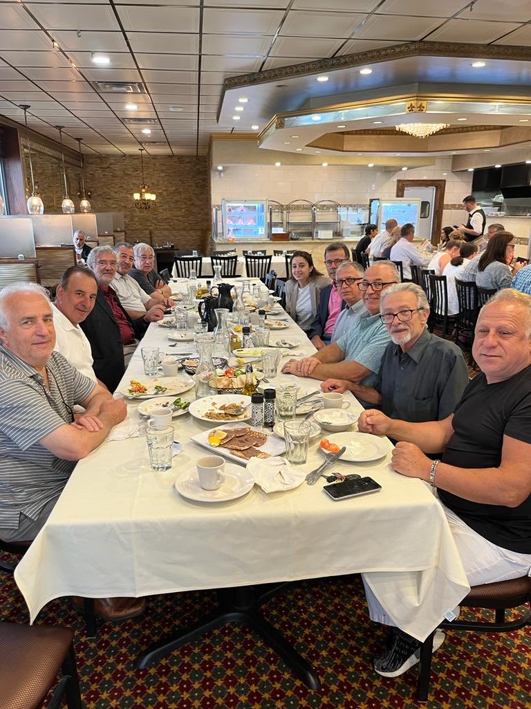 أبت ابنتي حنين الا أن ترافقني وتتعرف على أصدقائي في الجامعة خلال لقائنا الأخير في مطعم الأمير في ديربورن ميشغان . 
ضحكت الطاولات والكراسي والصحون وزوار المطعم لأخبارنا .