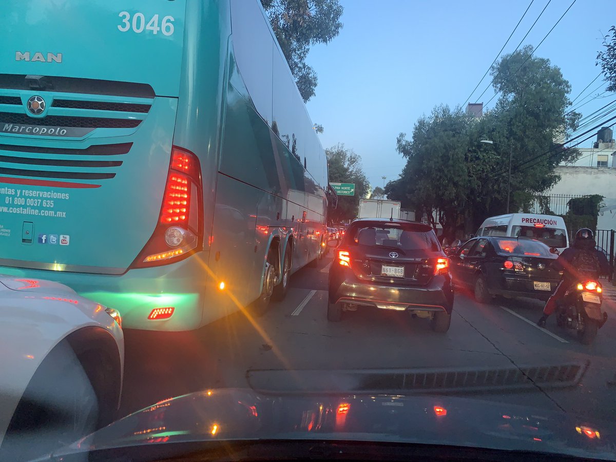 moy1112's tweet photo. @LaSEMOVI @azucenau @Claudiashein y las restricciones de vehículos de carga en horas pico??, así la lateral de Churubusco y tlalpan a las 7 am @SSC_CDMX @trafico889 https://t.co/VZ3DfgCc3n