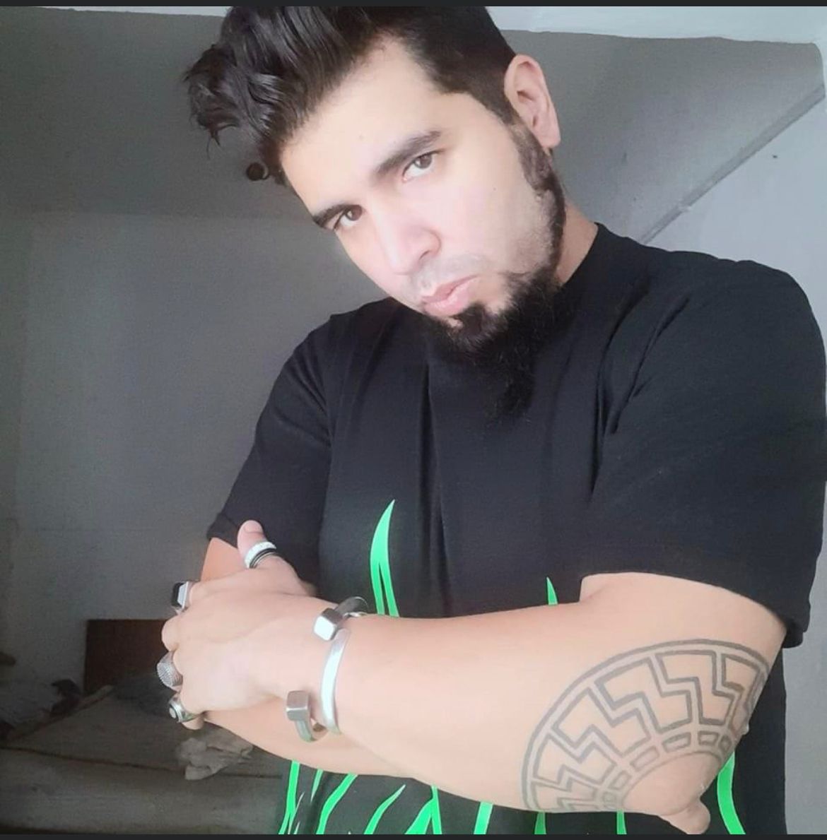 Jorge_Elbaum's tweet photo. El sicario que intentó asesinar a Cristina Fernández de Kirchner, Fernando Montiel tiene 35 años, y tiene tatuado en el codo un "sol negro" Esa simbología fue instaurada durante el Tercer Reich por el jefe de las SS, Heinrich Himmler. https://t.co/g0jaygEaFi