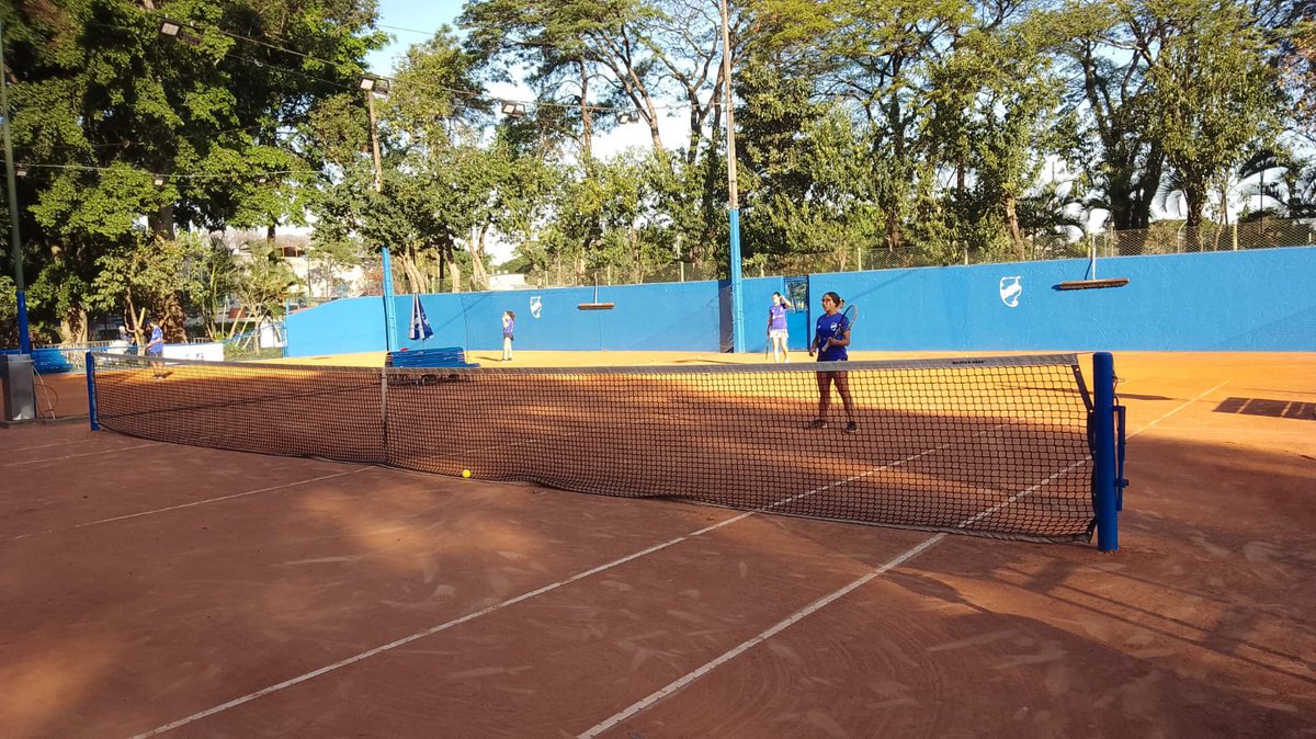 tv_esperia's tweet photo. Foi realizado nesta quinta-feira (1), no Clube Esperia, o treino de tênis, orientado pelo professor Eric, que foi nosso atleta nas décadas de 80 e 90.Hoje, ele virou professor dos alunos de 10 aos 18 anos.
Valeu, Eric!

📸: Reprodução/ @felixsimplicio
📝: Reportagem/ @lucca_fazzi https://t.co/pMGuLObWjf