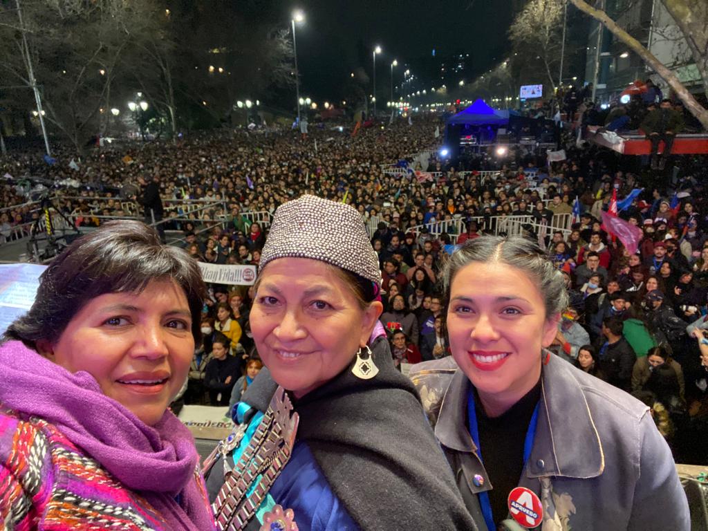 ProvosteYasna's tweet photo. Todas las que estamos aquí, mujeres y hombres de todas las regiones y de todas las latitudes, somos garantía de paz, de cambio seguro, de confianza en lo que estamos construyendo, de este Chile que nace en democracia, con derechos, justicia y dignidad!
APROBAMOS!
#CierredeCampaña https://t.co/BmZgcbbdn8