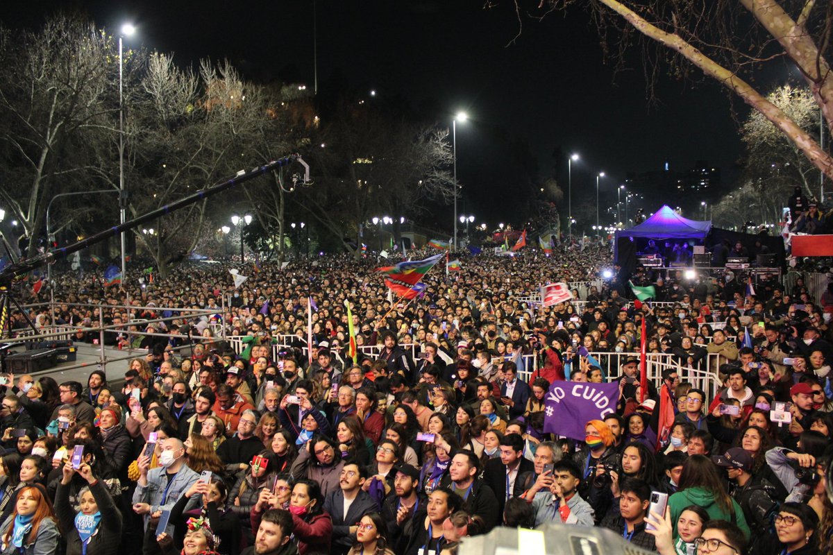 ProvosteYasna's tweet photo. Todas las que estamos aquí, mujeres y hombres de todas las regiones y de todas las latitudes, somos garantía de paz, de cambio seguro, de confianza en lo que estamos construyendo, de este Chile que nace en democracia, con derechos, justicia y dignidad!
APROBAMOS!
#CierredeCampaña https://t.co/BmZgcbbdn8