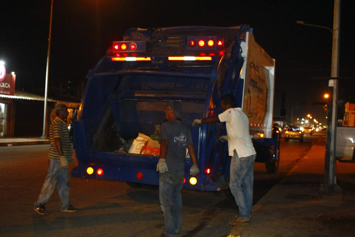 NabilCabimas's tweet photo. #01Sept Hoy iniciamos las rutas nocturnas de aseo urbano en nuestro municipio. Estamos trabajando incansablemente para recuperar cada espacio de nuestro municipio y llevarlo a la modernidad.
¡Estamos Gobernando Juntos y lo vamos a lograr!
#NabilAlcalde https://t.co/NKGWmUv3zq