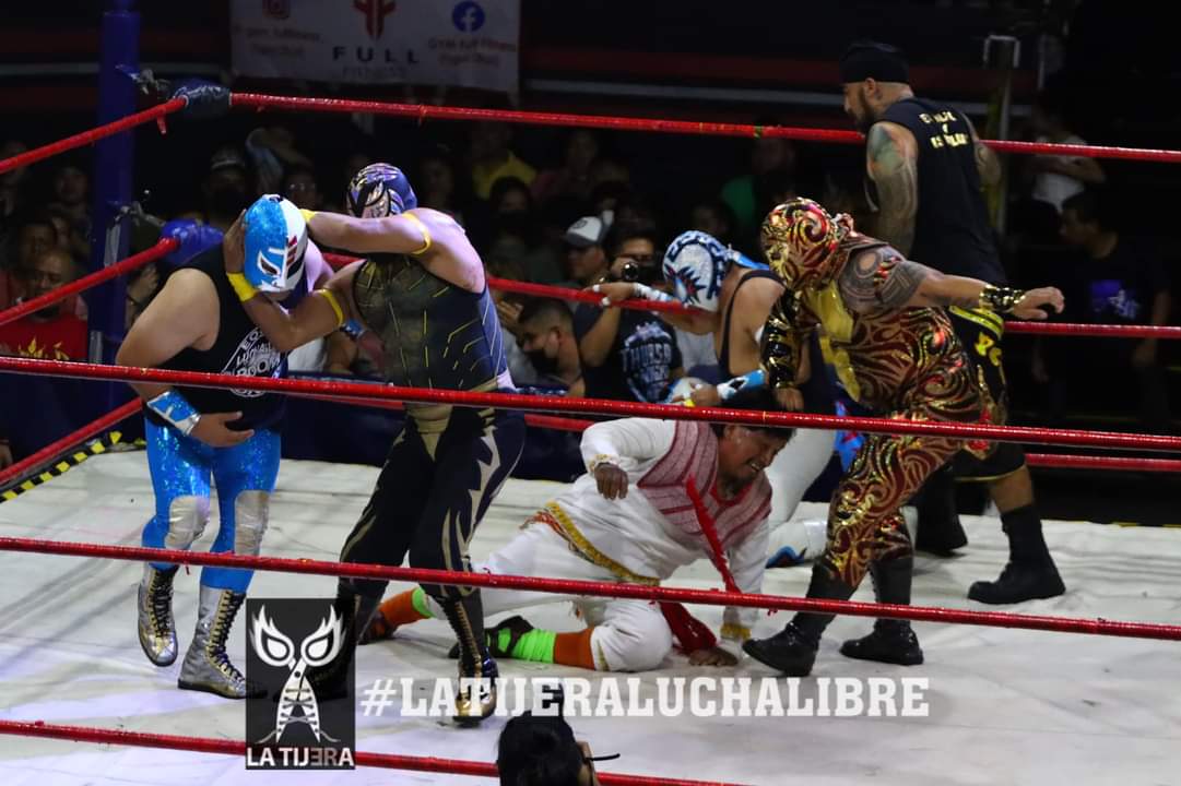 LaTijeraLucha's tweet photo. Tremenda reyerta en relevos atómicos de #IWRG y #LuchaLibreBoom,donde con una "colmillada" del bando rudo de #Demencia, #HijoDeBrazoDePlatino, #Milagro y #Platino que despojan de su máscara al #Divino, #JuanDiego, #Dankar y #JhonTito,este último realizó un vuelo sobresaliente... https://t.co/wmg2jhEmFU