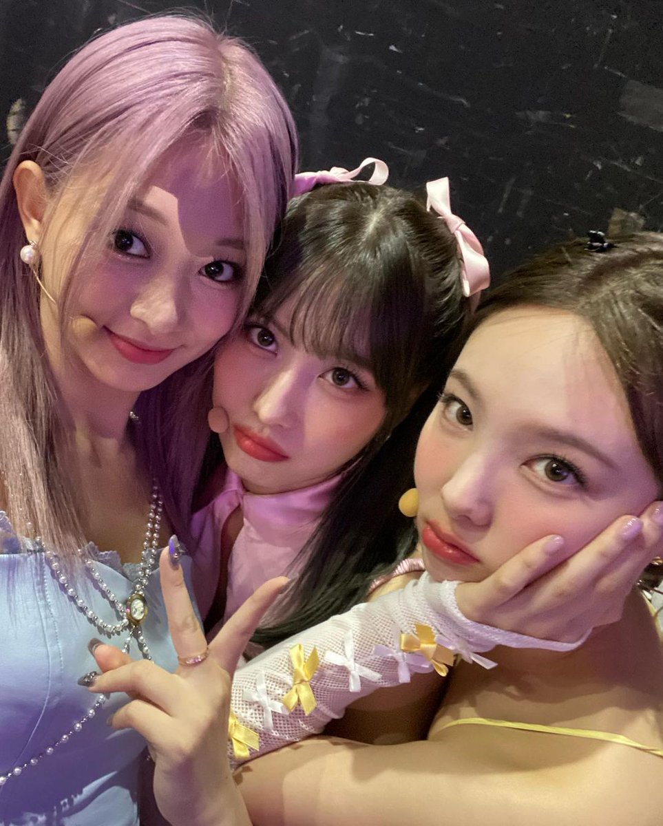 tzugram's tweet photo. Tzuyu's (@/thinkaboutzu) Instagram update! with Momo and Nayeon

"💙💗💛"  

#쯔위 #TZUYU  #ツウィ #周子瑜 https://t.co/VJMPM4gN5Q