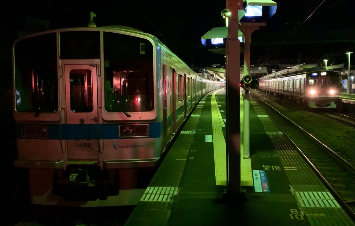 G9iygnS's tweet photo. 【不気味な1092Fと
新松田駅を発車した赤線】
2020年12月5日撮影
信号機の明かりに照らされて不気味な1092Fその横を短い赤線が発車して行く贅沢なシーンでした。
#1000形未更新
#未更新並び
#未更新同士すれ違い
#レーティッシュカラー
#ベルニナ塗装
#1092F https://t.co/Cp1wNVEAuY
