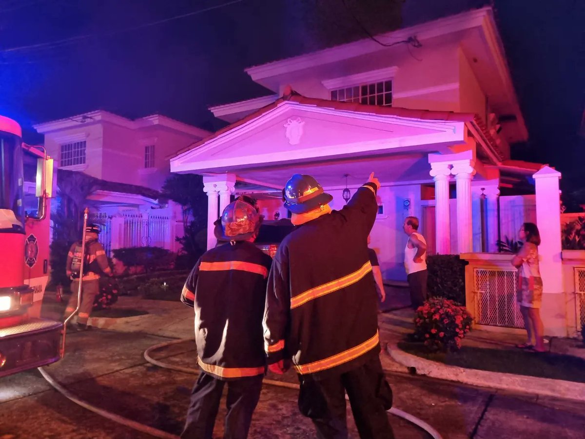 BCBRP's tweet photo. #AEstaHora |  Atendemos emergencia por incendio en residencia en Condado del Rey.  Diez bomberos, dos vehículos de extinción y dos paramédicos en la escena. #PanamáMetro #EXBURE #SAMER https://t.co/i6hFaX4pJB