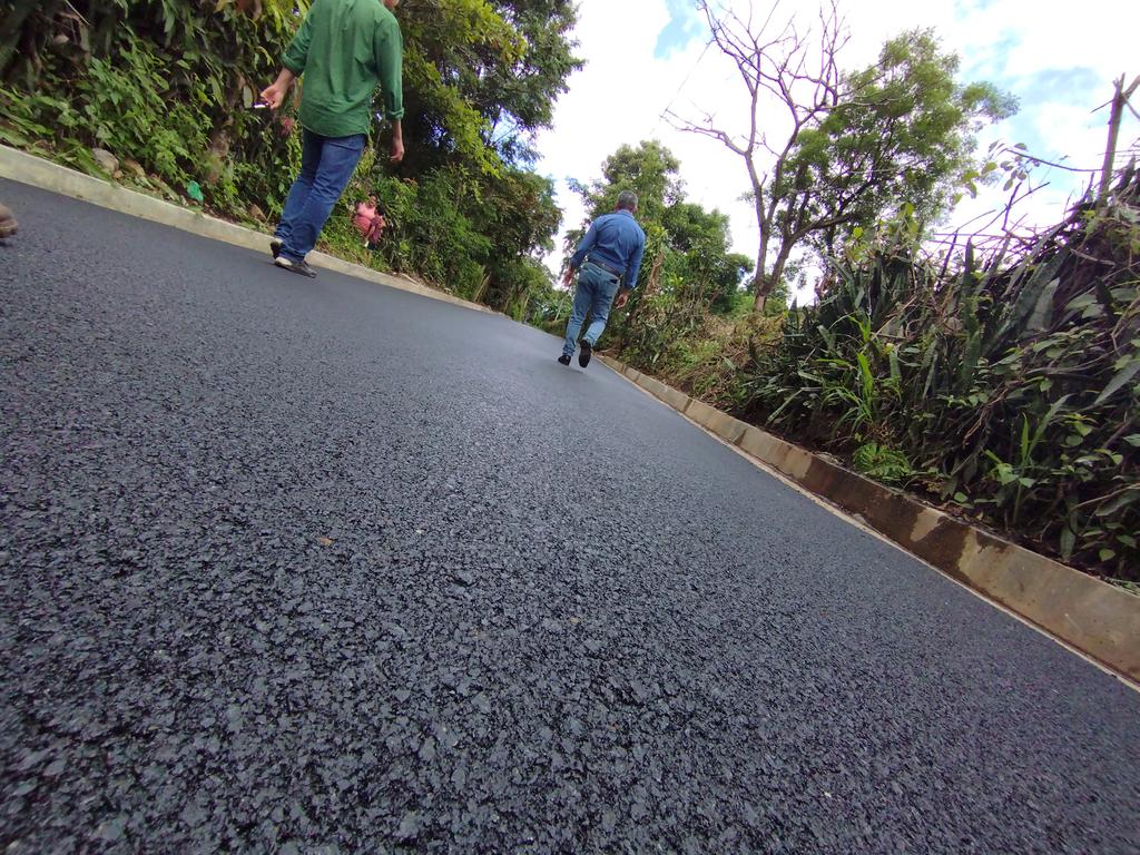 Estamos transformando el municipio en oportunidades y desarrollo pronto estaremos llegando a más lugares.

Hoy El Ojushtal cuenta con 500 mts de Asfalto y vamos a seguir trabajando por hacer de Coatepeque un municipio próspero el cual estuvo en el abandono

#coatepequeavanza
