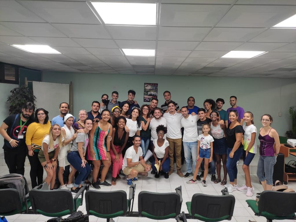 Hoy despedimos como Secretario de la <a href="/UJCdeCuba/">UJC de Cuba</a> en la CUJAE al hermano <a href="/DanhizDP/">Danhiz Díaz Pereira</a>. Su mayor obra ha sido formar generaciones de jóvenes críticos que aman el proyecto cubano. Cito junto a ti hoy a F.Ortiz: "una nueva Cuba nos espera, yo voy hacia ella, voy por ella y con ella"