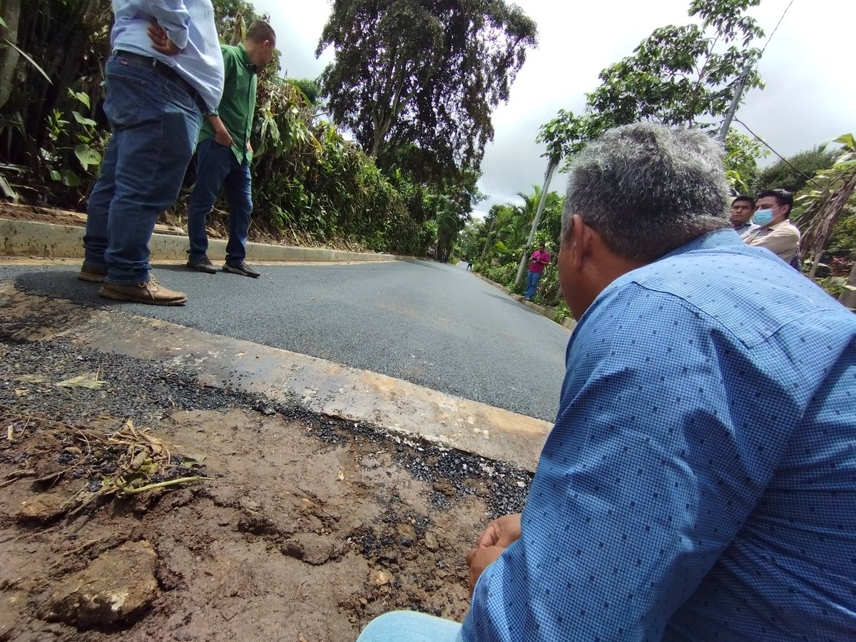 Este día el alcalde Hugo Centeno estuvo presente en la colocación de capa asfáltica en el Cantón Siete Príncipes en el Ojushtal dónde se mejoraron 500 metros, los cuales han mejorado dicho sector que fueron olvidados por administraciones anteriores.

#obrasquetrasforman