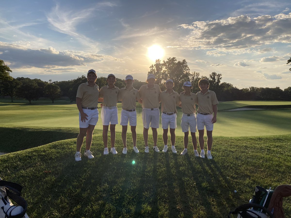 Varsity Gold with the huge win today over Mason out at Moraine CC 141-144!
Kreusch 34 co medalist 
Grant Tabar 34 co medalist 
Grawe 35
A. Gochenouer 38
D. Gochenouer 38
Pothast 41