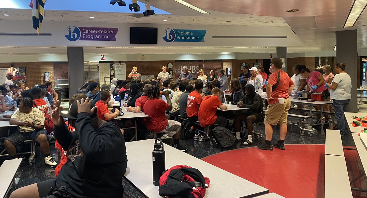 Hubs_Football's tweet photo. For the first time since October 31, 2019 the Hubs Football Thursday team meal tradition has finally returned. A big thank you to all the parents for preparing everything for the players & coaches! #onefamily #hubfootball https://t.co/cdjGOggJJG