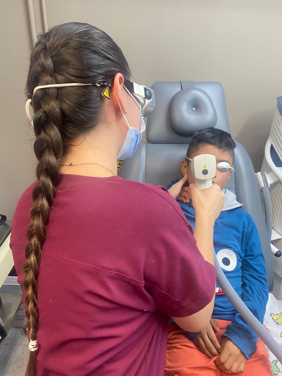 Feerpl's tweet photo. 6 meses de residencia… Ya nada más faltan 30 meses! 🤩🤩🤩 #Dermapedia 💕 https://t.co/cK1PUCsRc1