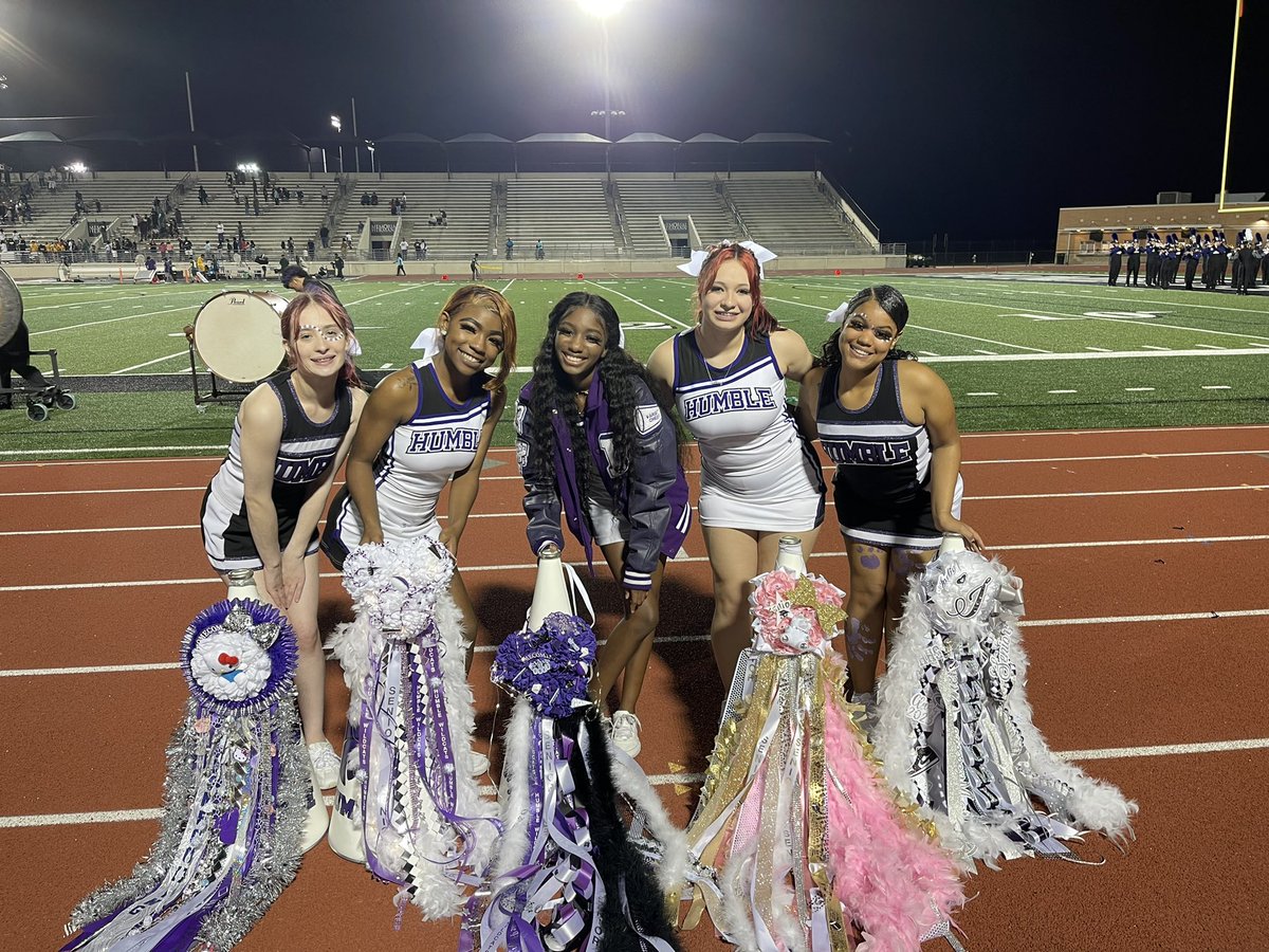 spiritofHHS's tweet photo. Tonight we recognize our Seniors at their #LastHomecoming #WildcatCheer ππ€π£ https://t.co/gFi6rSvvQu