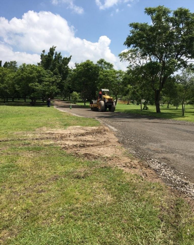 vagarciaramos's tweet photo. Bonita ocurrencia de autorizar ecocidio al @parquemetro_gdl para dos eventos “calaverandia” y “navidalia”
Increíble ver maquinaria pesada destruyendo las áreas verdes.
@BosquesAMG @Trafico_ZMG @informador 
@EnriqueAlfaroR @PabloLemusN @JuanJoseFrangie https://t.co/PGQcuT3TVT