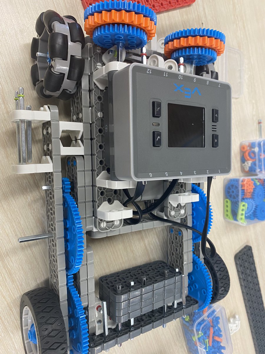 Having fun playing with some amazing <a href="/VEXRobotics/">VEX Robotics</a> today! About to see if this can robot can win the tug of war challenge! #MIEExpert