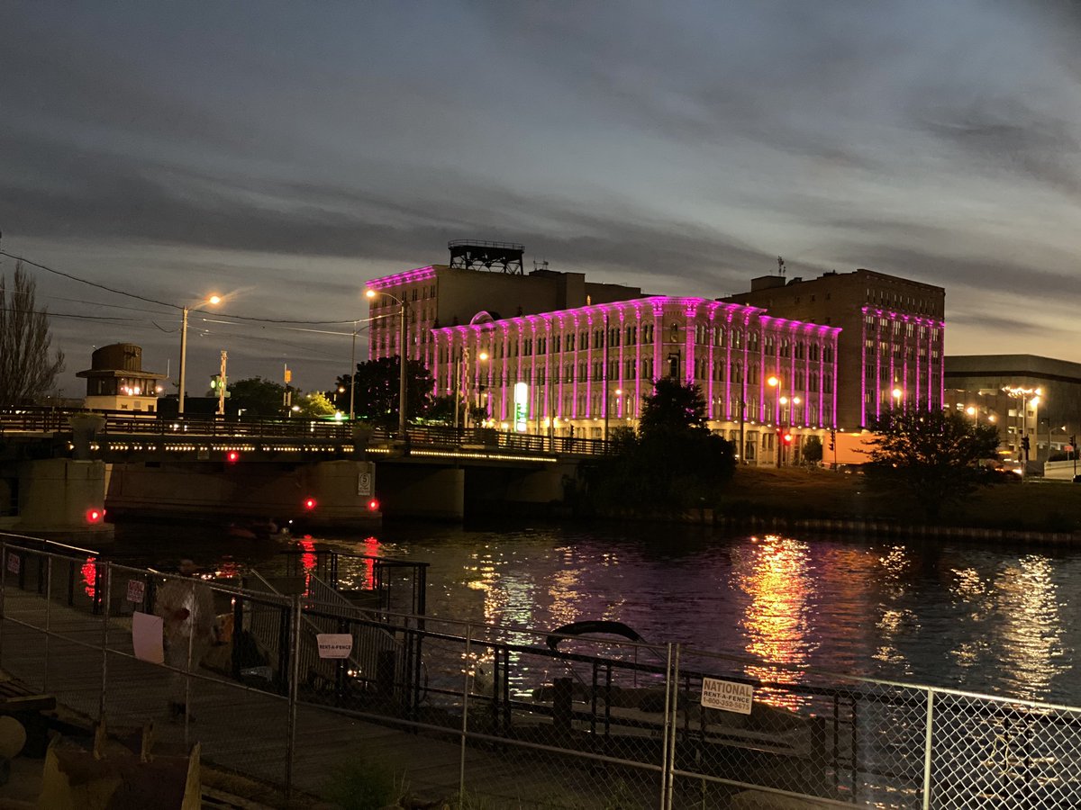 ranell_io's tweet photo. Flicks from my time downtown tonight! ππ€πΎ
πΈ: R D L G
#iPhone
#Milwaukee
#Giannis
#MilwaukeePublicMarket
#WickedHop
#PritzlaffBuilding
#Apple https://t.co/YZzeuW1lbF