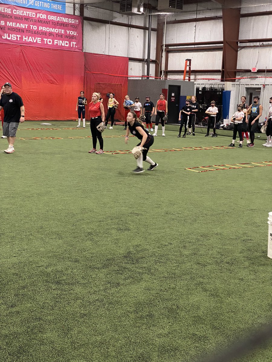 GenuWinReignSE's tweet photo. 12U SR getting some practice in with their 15U big sisters tonight! @GenuWinReign #leadingbyexample https://t.co/yY4hePS3Rs