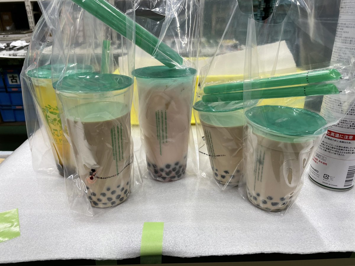GabG6b's tweet photo. 雨にも負けず綺麗に咲く我が家のハイビスカス！最近会社の流行はタピオカで、昼休みによくパシリしてます。
でも美味しいからすぐ行っちゃう！
タピオカカロリー高いからしっかりステップンで歩かなくちゃ！レインボーシューズ見越して15足持ちになったからいっぱい歩いてカロリー消化！
#SETPN https://t.co/Lcwq7PYfUW