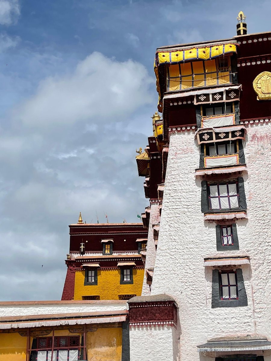 ExpatsHoliday's tweet photo. The #Potala Palace, located in Lhasa City, is the landmark of #Tibet and the masterpiece of Tibetan architecture. It is the highest palace in the world built 12,000 feet above sea level. #China #chinatravel #amazing https://t.co/gLlyMWsCHr