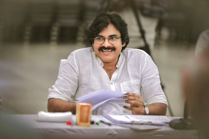 ActorKhayyum's tweet photo. Wishing Our Power house @PawanKalyan garu a very Happy Birthday Sir🎊💐All the very best for #HariHaraVeeraMallu 
#HBDPawankalyan #HBDPowerStar https://t.co/yBMK5o5vxu