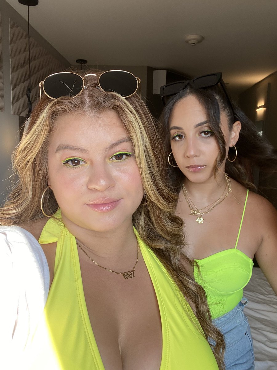 Tiff_Riverax3's tweet photo. Baja Beach Fest Vibes w/ my favorite travel buddy 🤍🧳 @_dianycab #BajaBeachFest https://t.co/Y4wNDseFli
