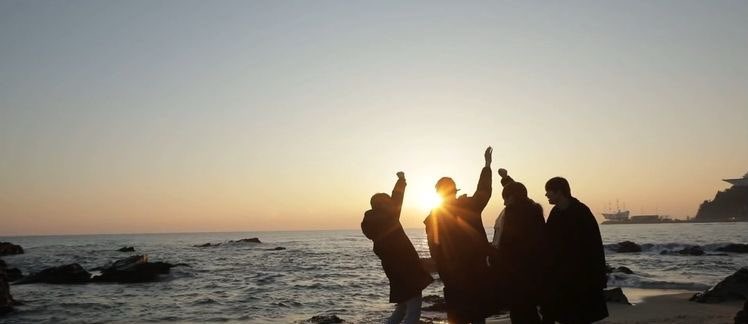 TXTUNOFFlClAL's tweet photo. txt by the beach https://t.co/AnzVWi4XEa