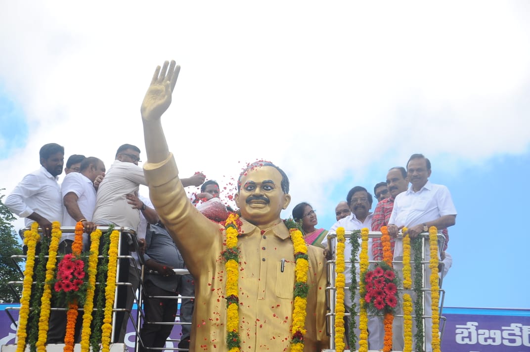 RaghavaraoSidda's tweet photo. ఆంద్రప్రదేశ్ మాజీ ముఖ్యమంత్రి,దివంగత నేత వై.ఎస్ రాజశేఖర్ రెడ్డి వర్ధంతి సందర్భంగా మాజీమంత్రి, వైస్సార్ కాంగ్రెస్ పార్టీ రీజనల్ కో ఆర్డినేటర్,ఒంగోలు ఎమ్.ఎల్.ఏ.బాలినేని శ్రీనివాసరెడ్డి గారితో కలసి ఒంగోలు చర్చ్ సెంటర్ లో వైస్సార్ కాంస్య విగ్రహానికి పూలమాలలు వేసి నివాళులు అర్పించాను. https://t.co/hj3VhY8wTA