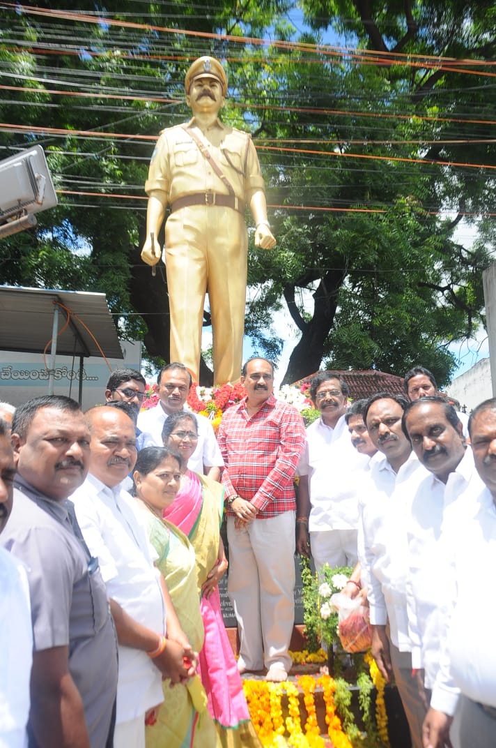 RaghavaraoSidda's tweet photo. ఆంద్రప్రదేశ్ మాజీ ముఖ్యమంత్రి,దివంగత నేత వై.ఎస్ రాజశేఖర్ రెడ్డి వర్ధంతి సందర్భంగా మాజీమంత్రి, వైస్సార్ కాంగ్రెస్ పార్టీ రీజనల్ కో ఆర్డినేటర్,ఒంగోలు ఎమ్.ఎల్.ఏ.బాలినేని శ్రీనివాసరెడ్డి గారితో కలసి ఒంగోలు చర్చ్ సెంటర్ లో వైస్సార్ కాంస్య విగ్రహానికి పూలమాలలు వేసి నివాళులు అర్పించాను. https://t.co/hj3VhY8wTA